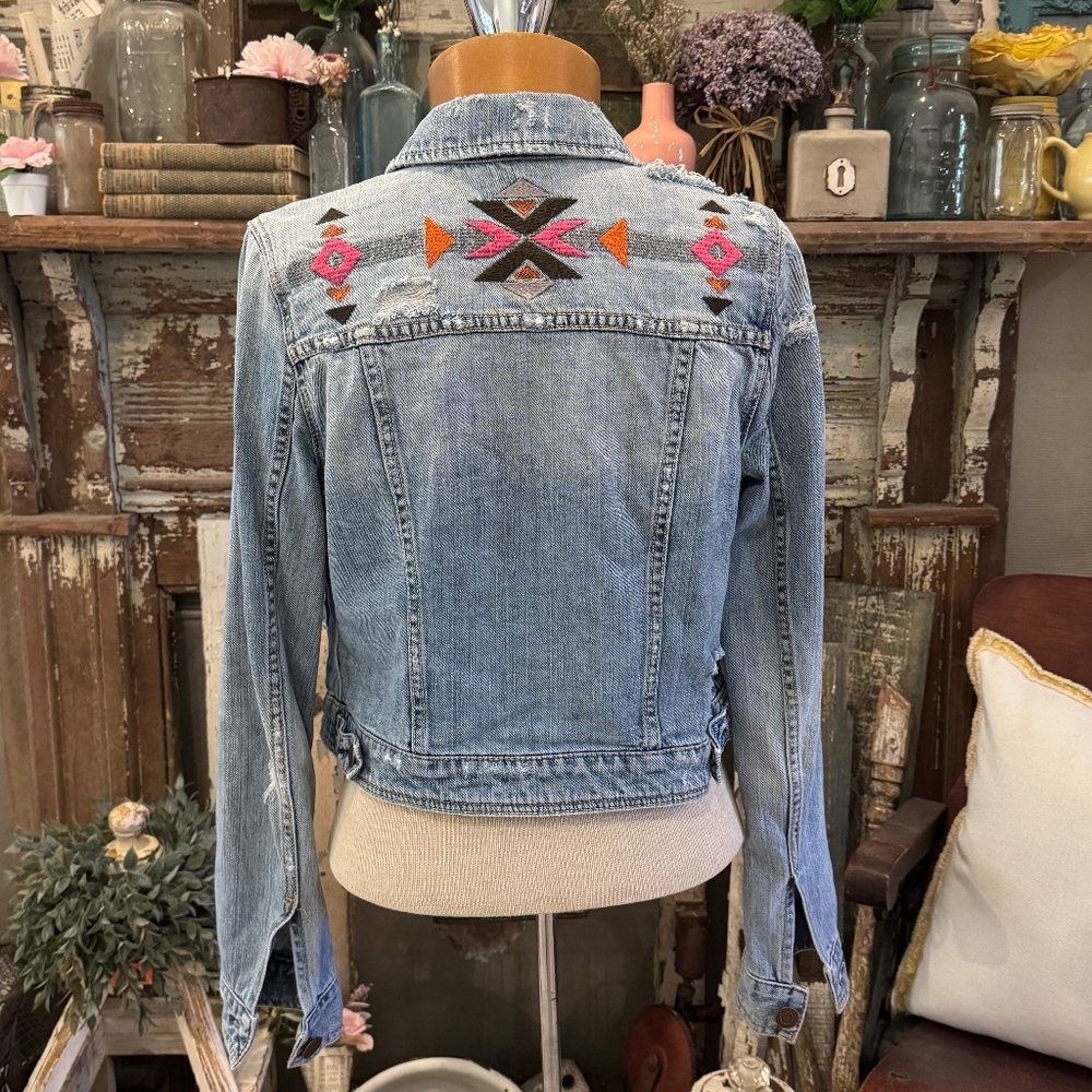 AMERICAN EAGLE Denim SOUTHWESTERN AZTEC Embroidered DISTRESSED JEAN Jacket Coat